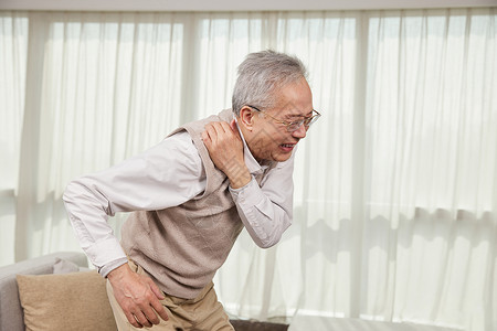 居家老人扭伤肩部图片