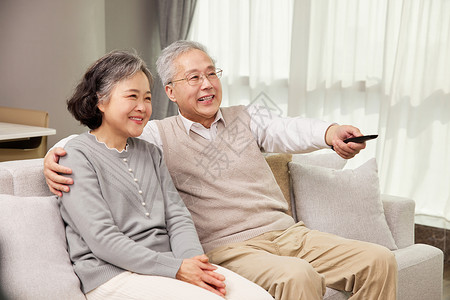 老年人在家使用遥控器操控电视高清图片