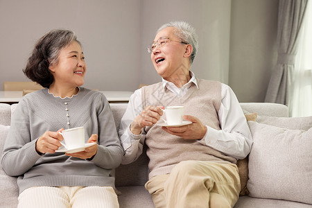 思念伴侣喝咖啡开心聊天的老年夫妇背景