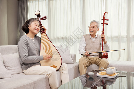 居家演奏乐器的老年夫妻高清图片