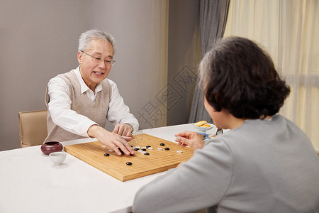 老年夫妻在客厅下棋图片