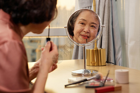 老年人化妆打扮在家化妆的奶奶涂口红背景