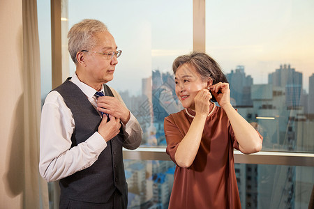 赴约出席宴会盛装打扮的老年夫妻背景