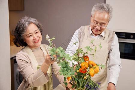 拿花束老人在家插花的老年夫妻背景