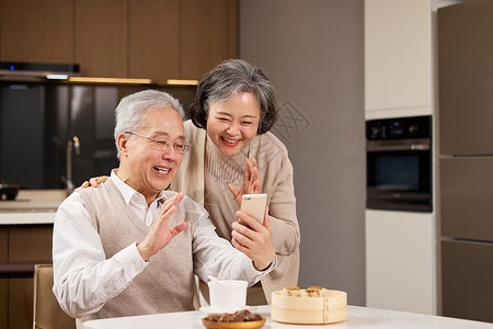 老人通过电话给家里人视频通话图片