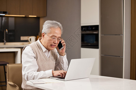 生活账单电脑前的老人焦急打电话背景
