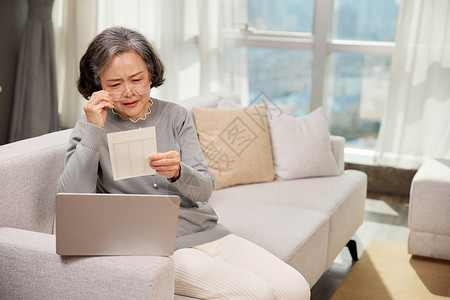 生活账单对比电脑和账单的老年人背景