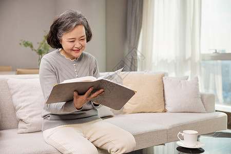 奶奶的爱素材居家沙发上翻看相册的老奶奶背景