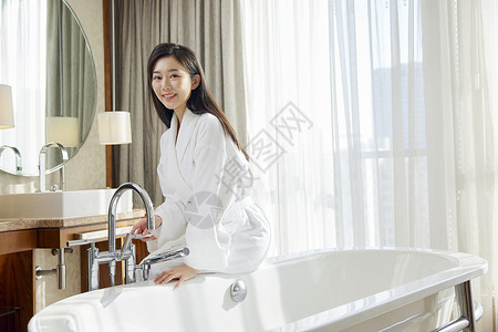 酒店准备洗浴的年轻女性图片