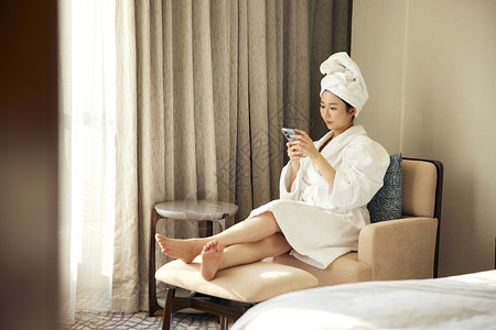 穿浴袍的美女酒店休闲度假背景图片