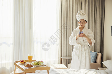 旅居生活年轻美女酒店下午茶休息玩手机背景