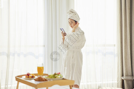 数字游民年轻美女酒店下午茶休息玩手机背景