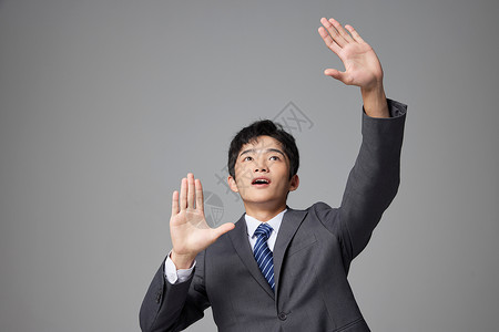 商务男青年虚拟屏幕操作手势背景图片