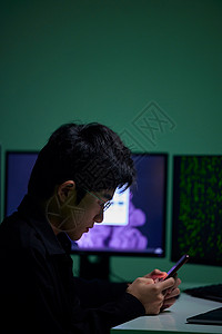 科技信息技术年轻男程序员看手机背景