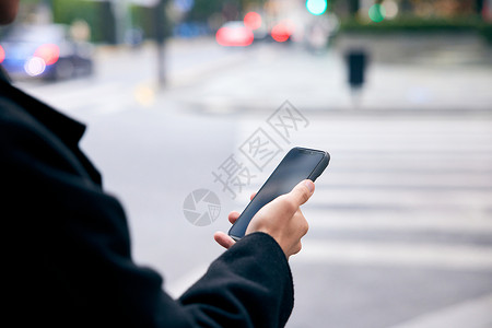 新人成长年轻男性街头使用手机背景