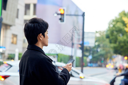 年轻男性街头使用手机背景图片