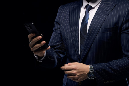 商务男性使用手机穿西装的人使用手机特写背景