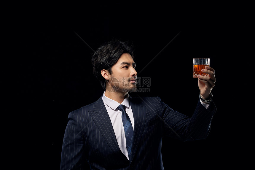优雅品酒的成功商务男性图片