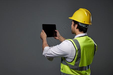 专业施工装修工人使用平板电脑背景