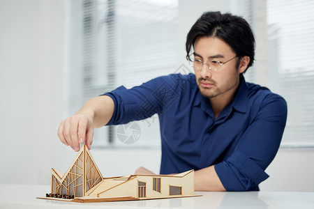 研究建筑模型的设计师图片
