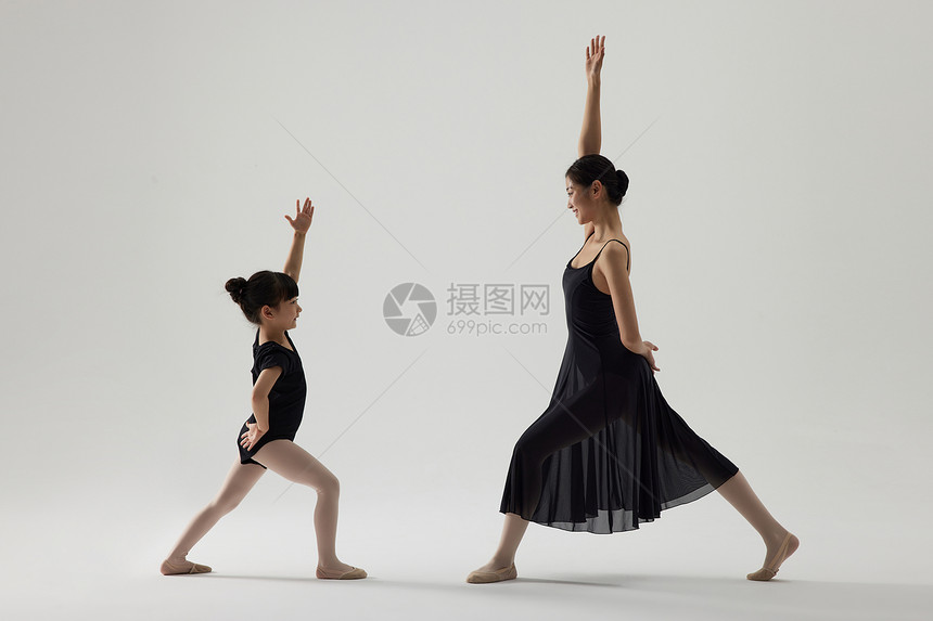 青年女子和小女孩艺术体操展示图片