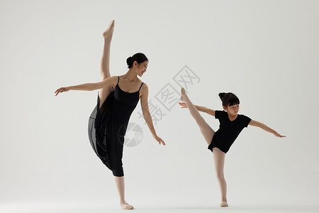艺术体操培训老师和学生一起舞蹈背景