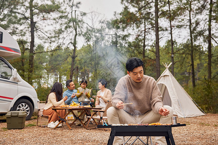 一家人野外露营烧烤图片