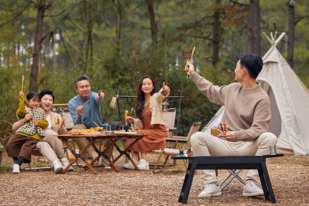 家人户外活动一家五口户外露营烧烤美食背景