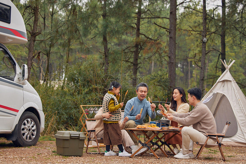 一家人幸福房车露营聚餐图片