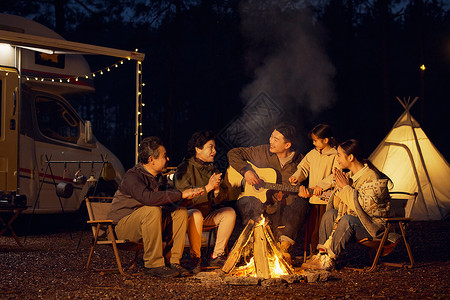 家庭露营篝火派对弹琴唱歌图片