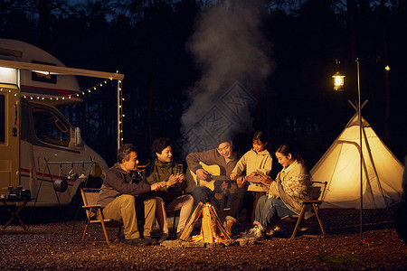 家庭夜晚开心露营生活背景图片