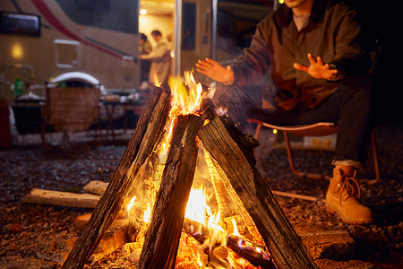露营篝火取暖特写背景图片