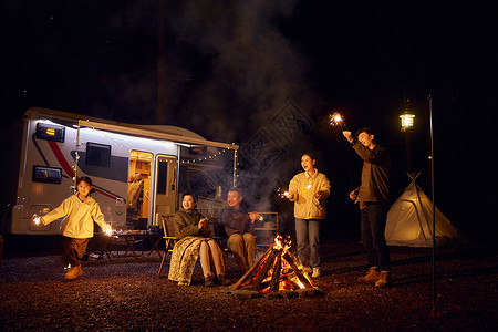 家庭露营篝火派对放烟花高清图片