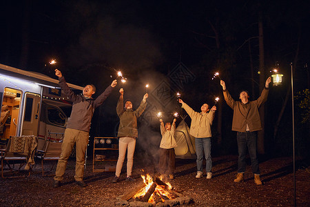 家庭露营篝火派对放烟花图片