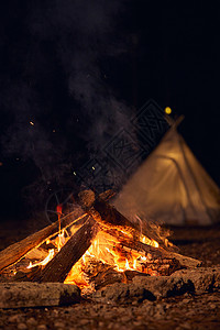 野营柴火堆露营燃烧的篝火背景