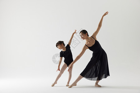 少女舞蹈老师和学生跳艺术体操背景