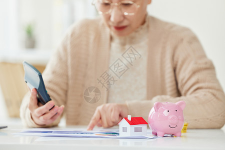 金融知识普及老奶奶学习金融理财知识背景