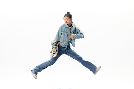 短板活力女青年手拿滑板创意悬浮形象背景