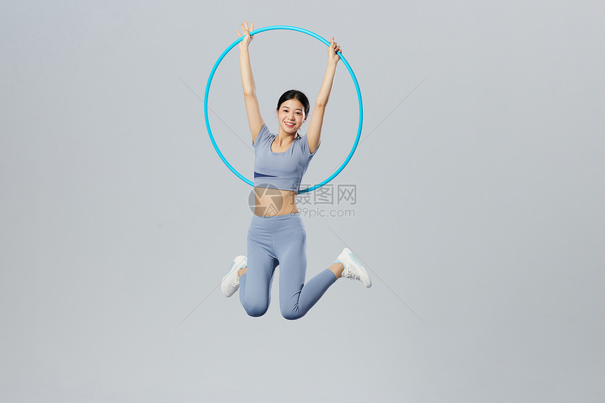 创意健身女性呼啦圈跳跃图片