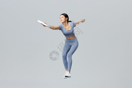 创意悬浮健身女性丢飞盘图片