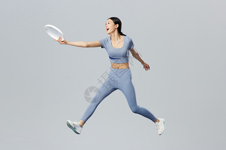 创意悬浮健身女性丢飞盘图片