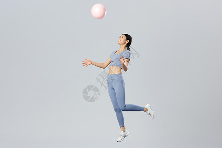 创意漂浮球插图创意悬浮女性抛起瑜伽球背景
