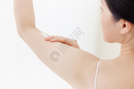 青年女性手臂涂抹身体乳图片