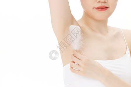 青年女性腋下护理羽毛图片