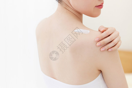 背部纹身女子身体肩膀护理擦身体乳背景