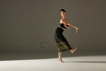 少数民族傣族女性舞蹈动作背景图片