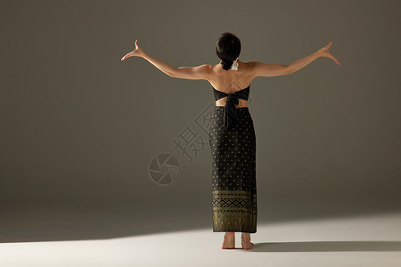 舞蹈的少数民族傣族姑娘背影背景图片