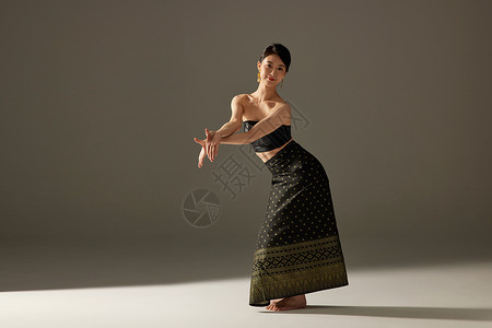 翩翩起舞的傣族姑娘形象图片