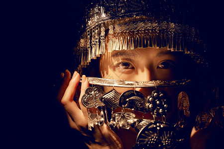 苗族女性穿戴银饰形象高清图片