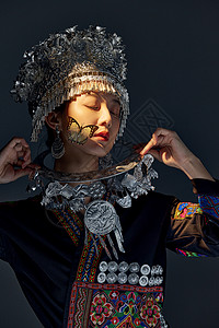 银头饰少数民族苗族女性脸上的蝴蝶背景